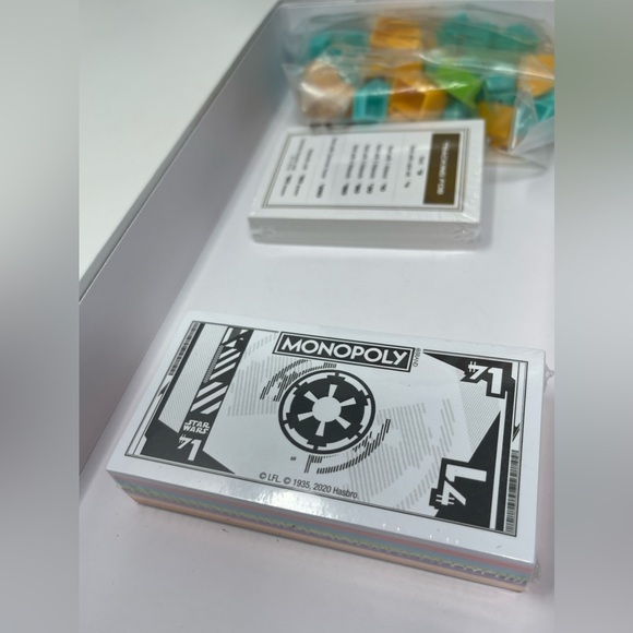 STAR WARS MONOPOLY: The Mandalorian - The Child Edition - Picture 12 of 14